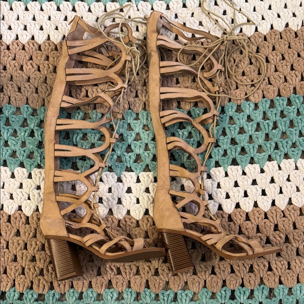 Boohoo Tan Gladiator Strappy Knee High Chunky Heel Sandals Shoes Womans Jrs sz 4